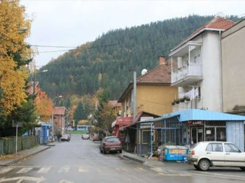 Vendosin pjesë metalike me skaje të mprehta në rrugët e Zubin Potokut