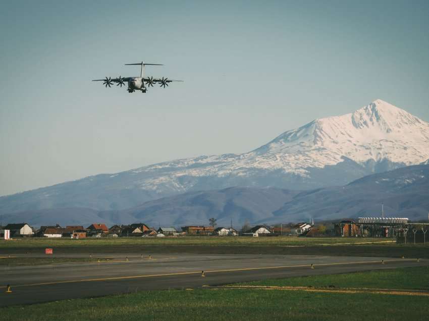 Ateroi në Prishtinë aeroplani gjigant luftarak i Britanisë së Madhe