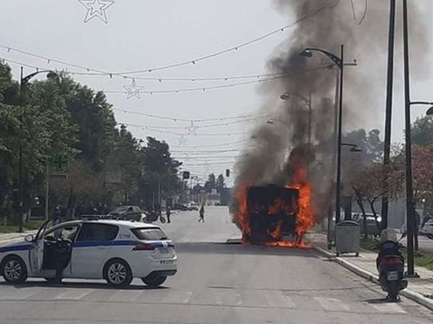 Shkrumbohet nga zjarri autobusi në Greqi