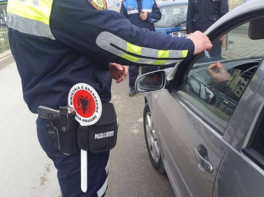 Policët e zbresin në tokë, i masin gjatësinë dhe e arrestojnë/ Si u justifikua shoferi për të mos vendosur rripin e sigurimit