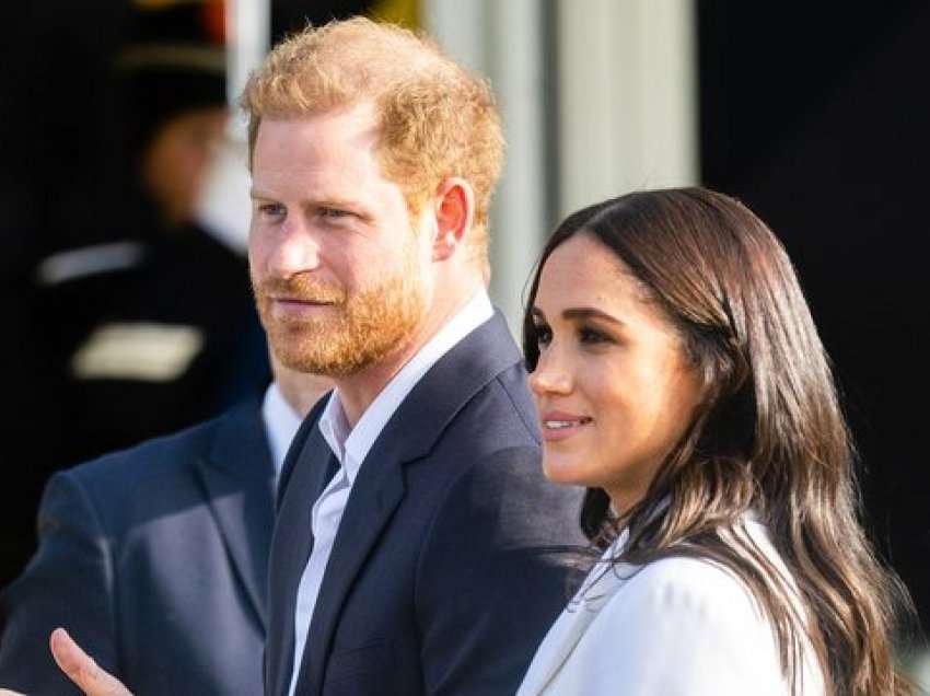 Biografja mbretërore: Harry dhe Meghan po luajnë në mënyrë cinike me mbretëreshën Elizabeth