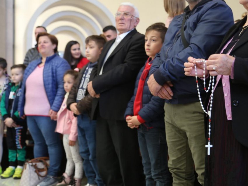 Katolikët festojnë Pashkët/ Ringjallja e Krishtit u kremtua në të gjithë vendin