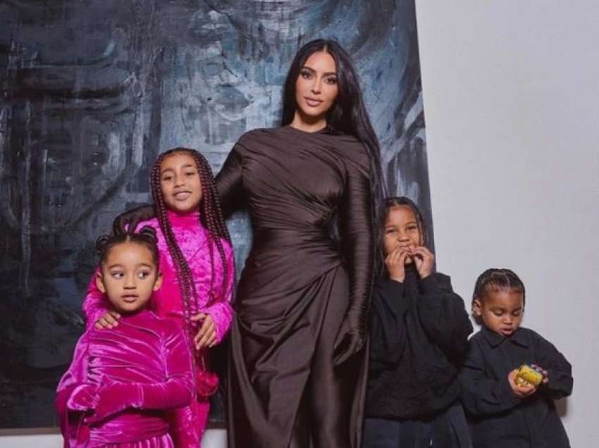 Kim Kardashian tregon ndryshimin midis fëmijëve që i lindi vetë dhe atyre me nënë surrogate