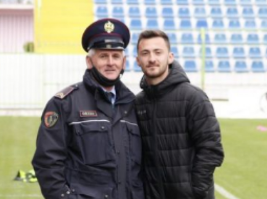 Me uniformën e policit dhe në stadium për të parë djalin