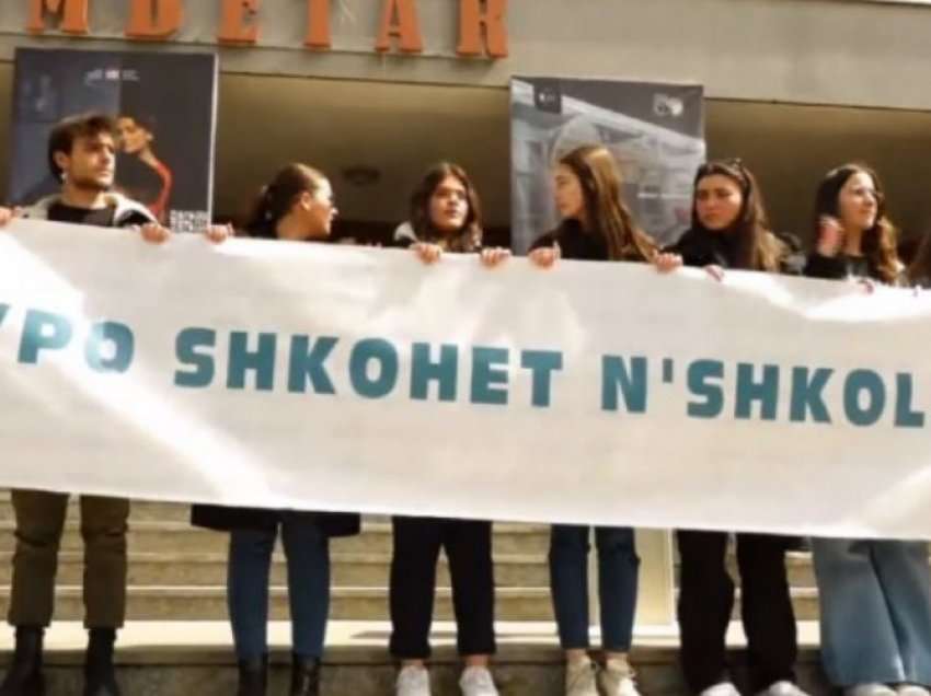 ​“S’po shkohet n‘shkollë”, nxënësit protestojnë për kërcënimet nga profesorët dhe për cilësinë e dobët në arsim