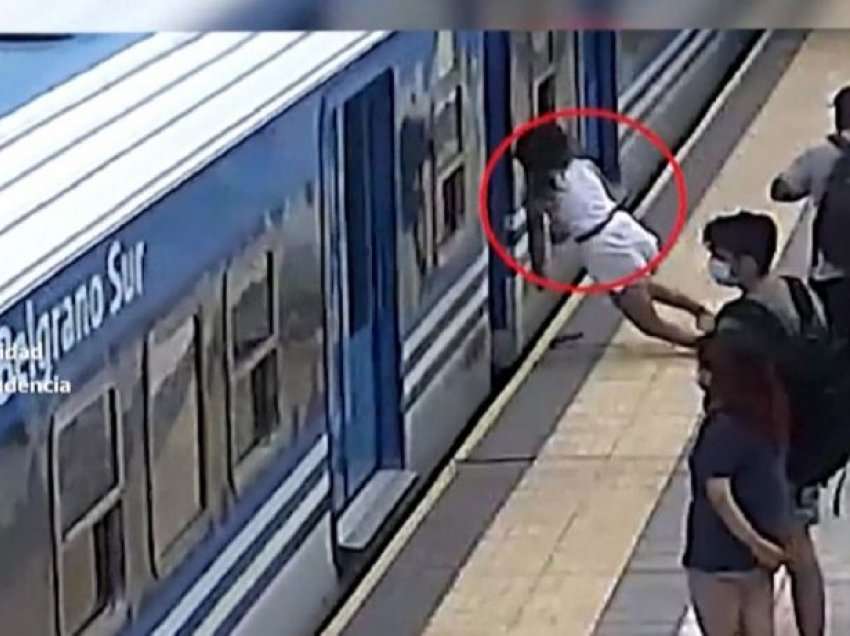 E pabesueshme! Vajza bie në shina teksa treni kalon, shpëton mrekullisht!