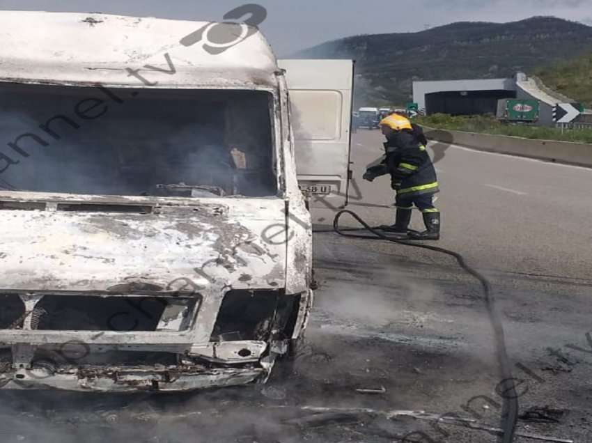 Furgoni përfshihet nga flakët në aksin Elbasan-Tiranë