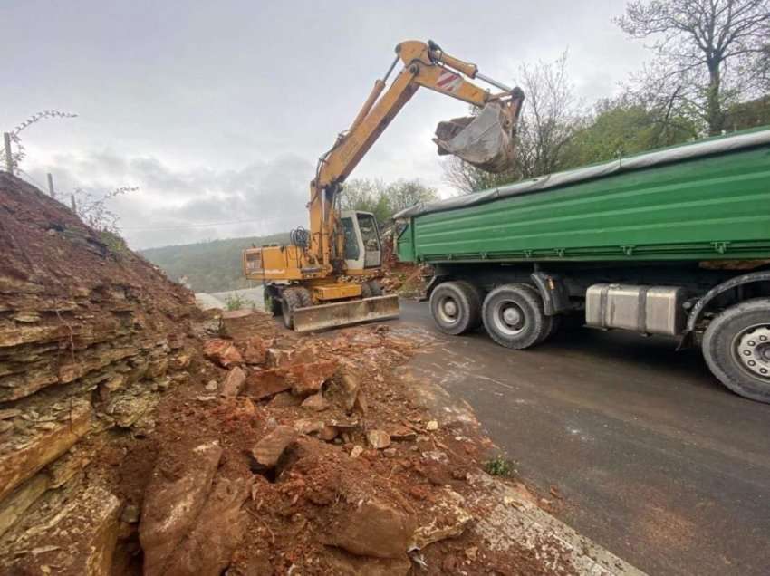 Bllokohen rrugët nga shembja e gurëve në fshatin Zym të Hasit