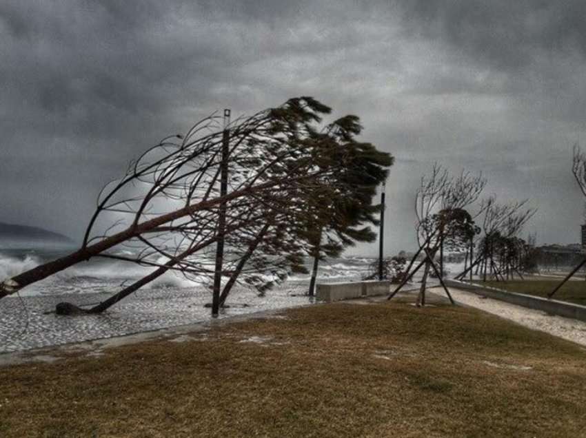 Stuhia e erës godet brigjet e Vlorës, dëme në bare dhe restorante, ikën energjia në mjaft zona