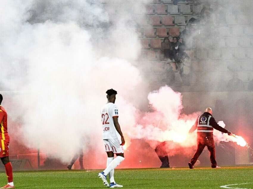 Tifozët ndezin stadiumin dhe ndërpresin ndeshjen 