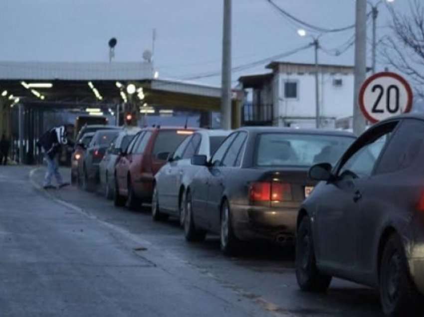 Kolona në Merdar, bashkatdhetarët po presin deri në dy orë e gjysmë për të hyrë në Serbi