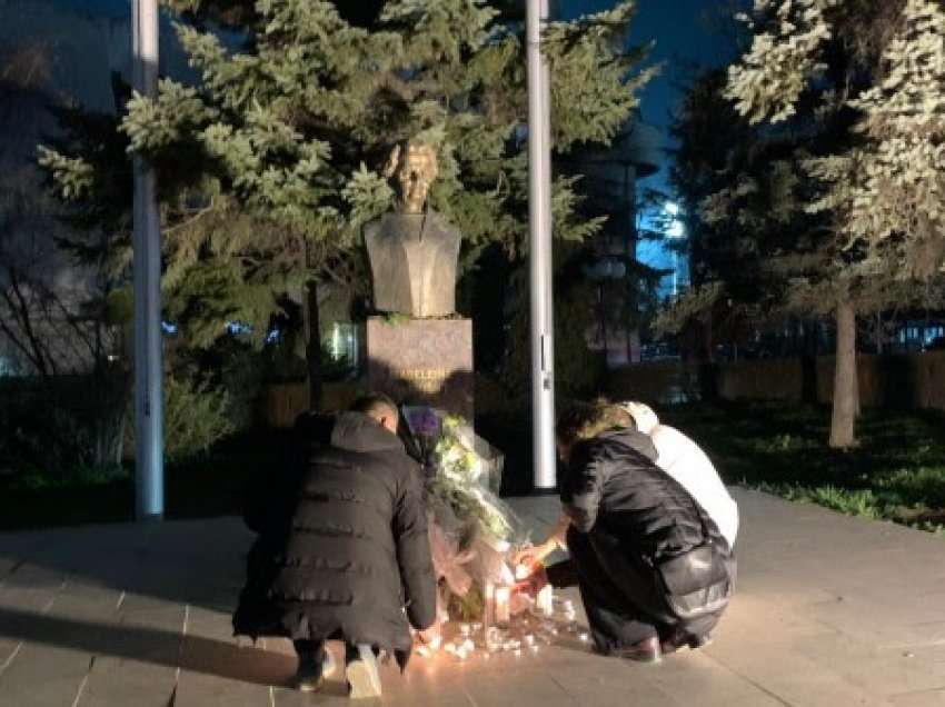 Qe një muaj nuk po largohen mbetjet e qirinjve nga busti i Albright