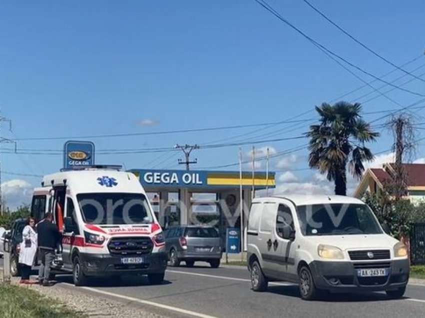 Fuoristrada godet nga pas ambulancën në hyrje të Lezhës, mjekët i japin ndihmë të sëmurit në rrugë