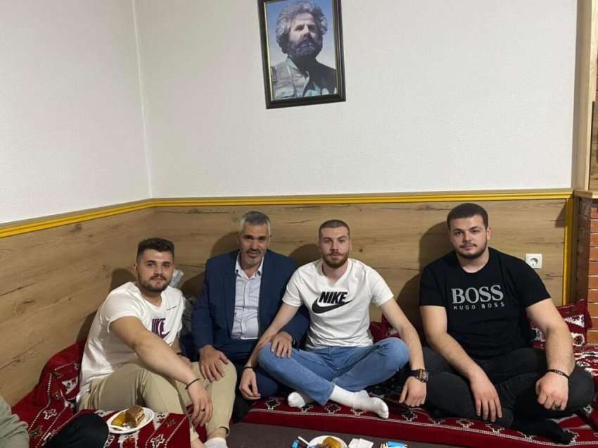 Adem, Hamëz e Shaban Jashari mbrëmë ishin për iftar në odën e Mulla Osmanit