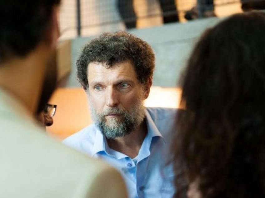 I akuzuar për “spiunazh politik dhe ushtarak”, dënohet me burgim të përjetshëm promovuesi i kulturës turke Osman Kavala 