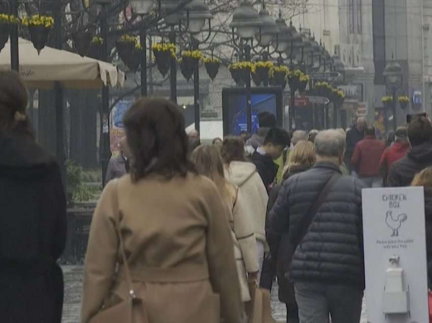 Rusët “mësyjnë” Beogradin, mes tyre emigrantë rusë në protestë kundër luftës!