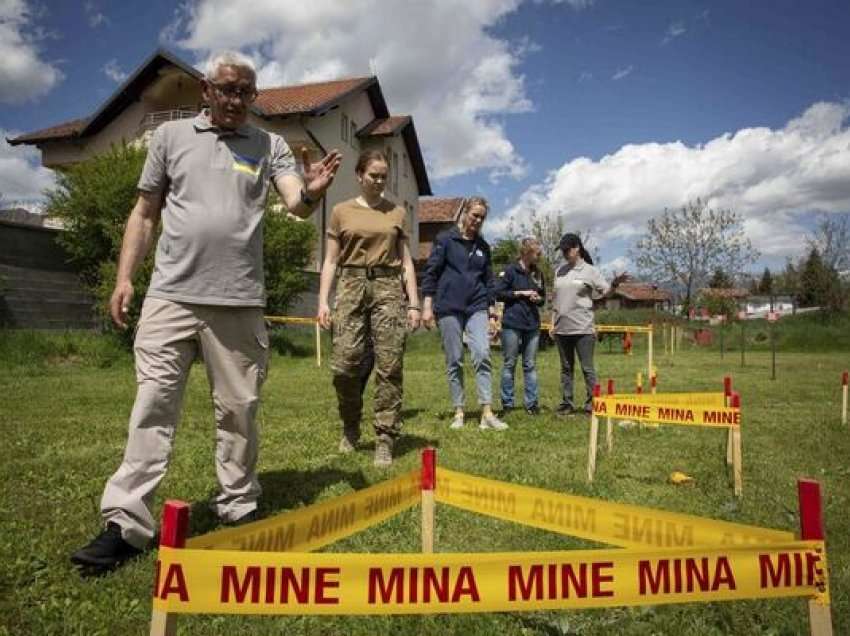 Gratë ukrainase stërviten në Kosovë për të çminuar vendin e tyre