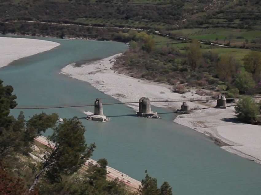 Dëmtohet ura e Ali Pashës në Tepelenë/ Pasarela e Beçishtit mbi Vjosë lidh 7 fshatra