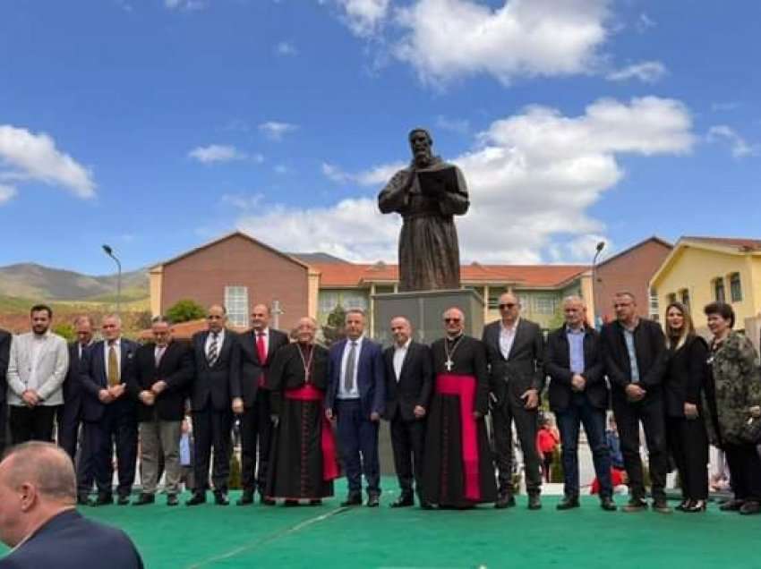 Sot, në qytetin e Krumës së Hasit është inauguruar shtatorja e Imzot Pjetër Bogdanit