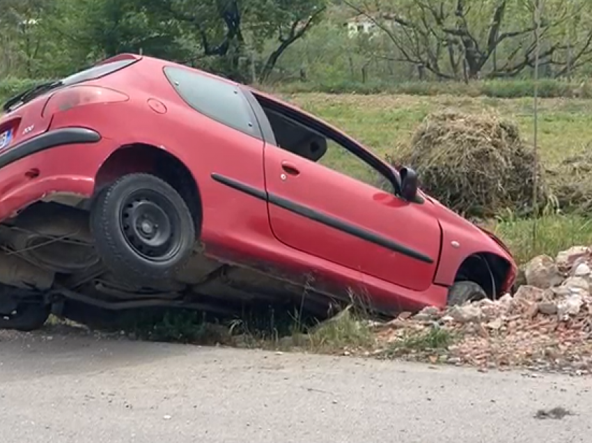 Po lëvizte me shpejtësi, shoferi në Fier humb kontrollin e makinës dhe përfundon në kanal