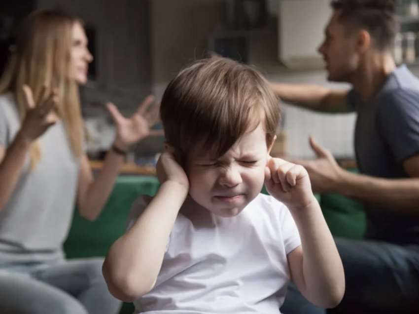 Përjetimi i dhunës në familje, u shkakton fëmijëve probleme të shëndetit mendor në moshë madhore