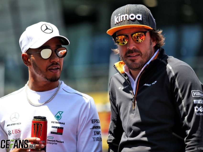 Alonso thumbon Hamilton