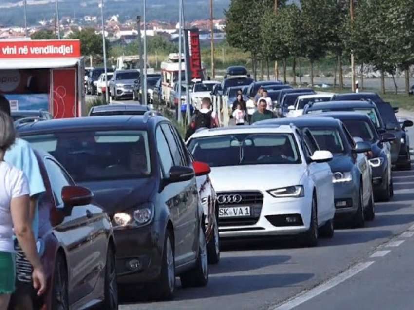 Pritje të gjata në Merdare, mërgimtarët thonë se janë bërë të zakonshme