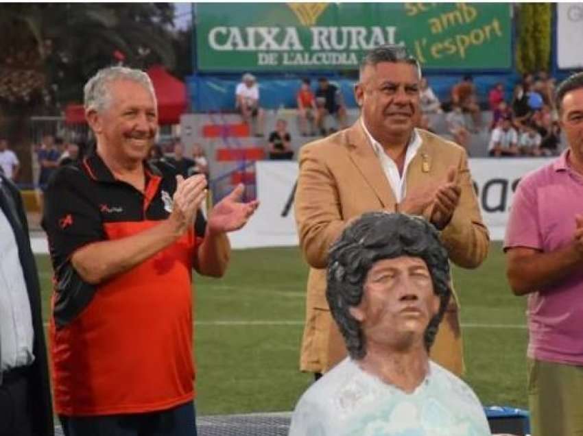 Tifozët e futbollit shpërthejnë pas zbulimit të statujës së Maradonës në Spanjë 