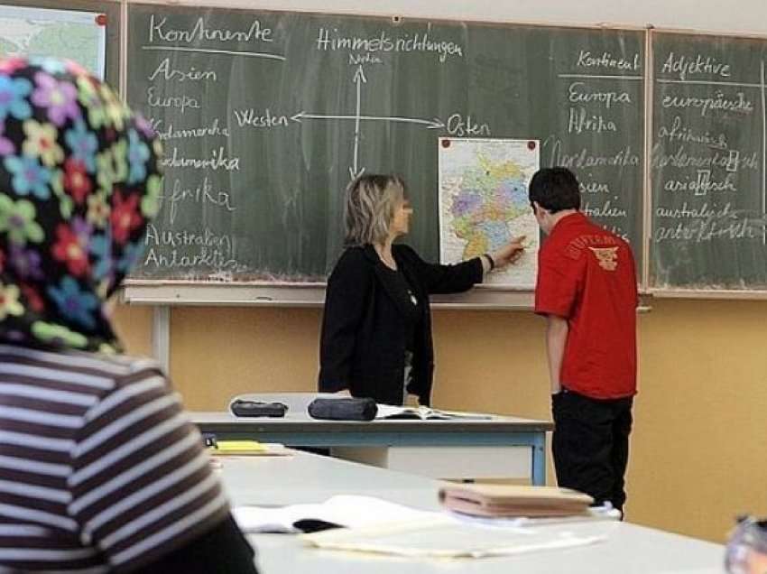 Rikthehet debati për shaminë në shkolla, MASHTI-it i jepen 45 ditë afat për anulimin e udhëzimit administrativ