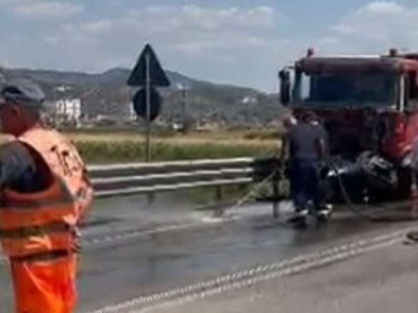 Pas më shumë se 2 orësh “Benzi” nxirret nga “kthetrat” e kamionit, çfarë mbeti nga aksidenti tragjik ku vdiq 32-vjeçari