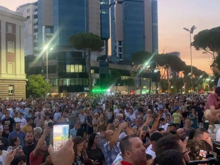 Përfundon me tensione protesta për vdekjen e 7-vjeçares, përplasje me policinë - qytetarët ultimatum Ramës