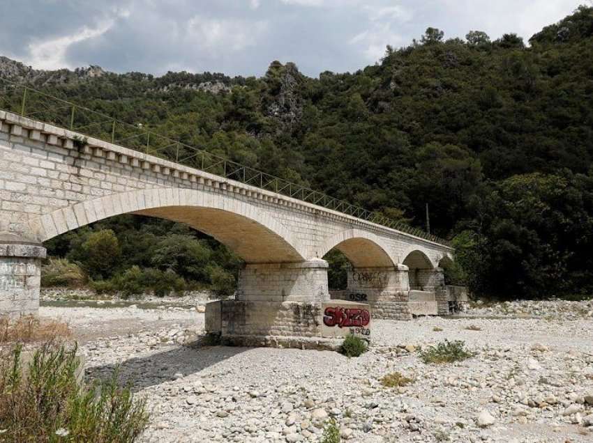 Franca e alarmuar nga thatësira, mbi 100 komuna mbeten pa ujë të pijshëm! 