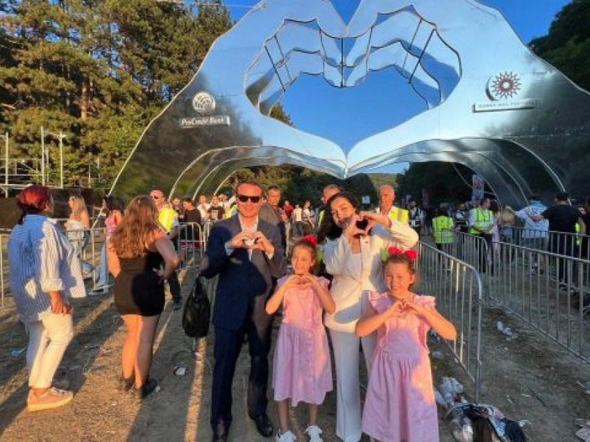 Presidentja Osmani shkon së bashku me familjen në festivalin Sunny Hill