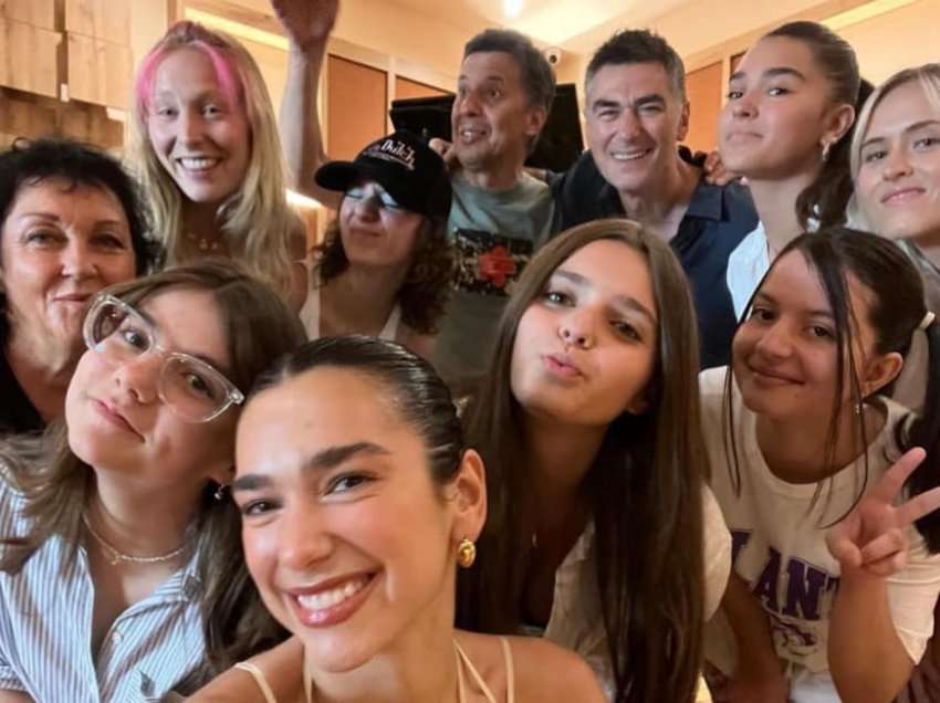 ​Dua Lipa paralajmëron program të ri për kantautorët e rinj të talentuar në Kosovë