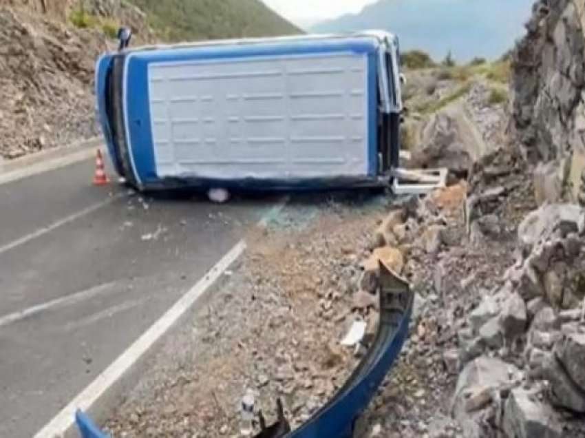 Rrotullohet minibusi në Shkodër, shpëtojnë mrekullisht 20 pasagjerë