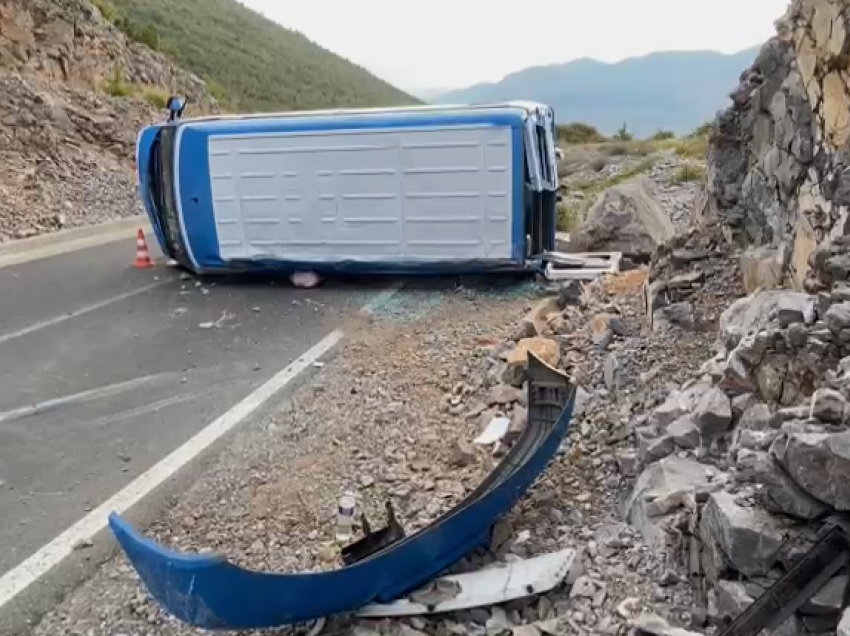 Përmbyset minibusi në aksin Koplik-Vermosh/ Dy persona trasportohen në spital, policia nis hetimet