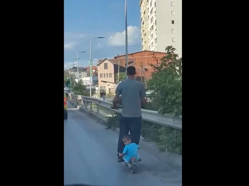 Pamje/ Burri ia rrezikon jetën e një fëmiju, e vendos prapa në trotinet elektrik