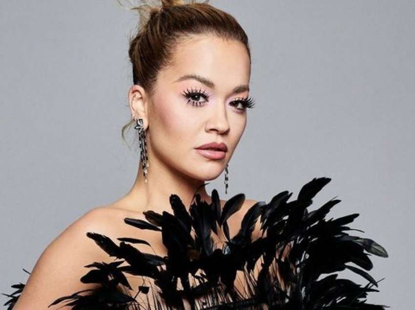 Rita Ora, zyrtarisht nusja më e re e showbiz-it, kush është regjisori i njohur 46-vjeçar që ia ka marrë zemrën 