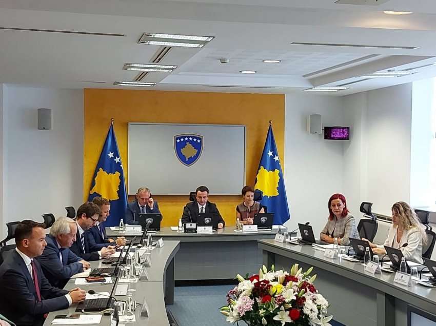 ​Kurti fton serbët të marrin targat e Kosovës: Barrikadat në veri vendosen nga lart, jo nga poshtë