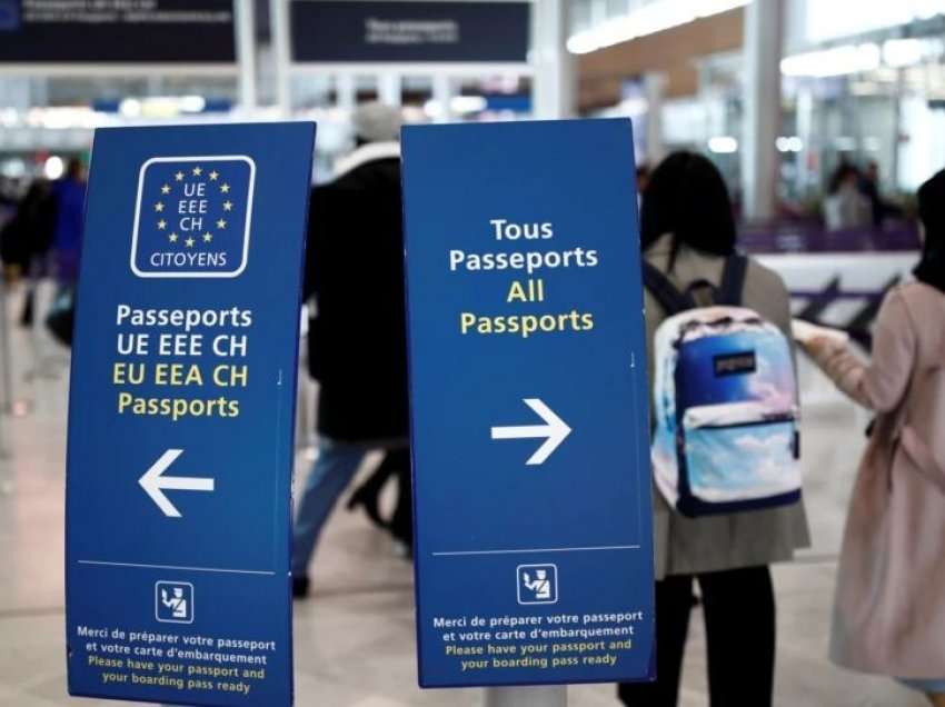 Policia franceze vret një person të armatosur me thikë në aeroportin e Parisit