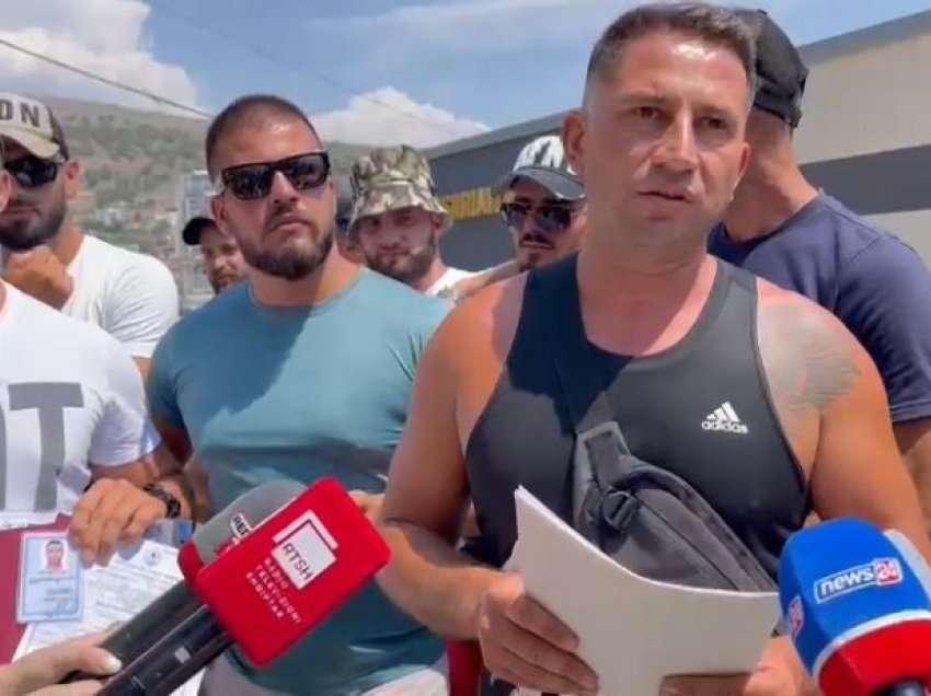 Pronarët e skafeve dhe “jet skive” protestë në Sarandë: Nëse nuk na japin zgjidhje deri nesër, do hedhim mjetet në det