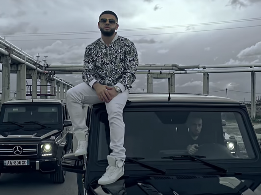 Noizy shfaqet duke kënduar në një version ndryshe