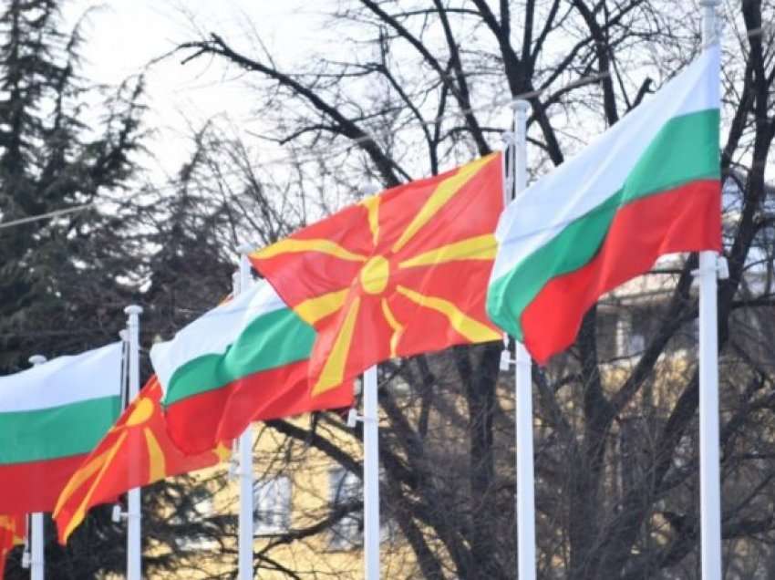 Protesta paqësore e qytetarëve para ambasadës bullgare në Shkup