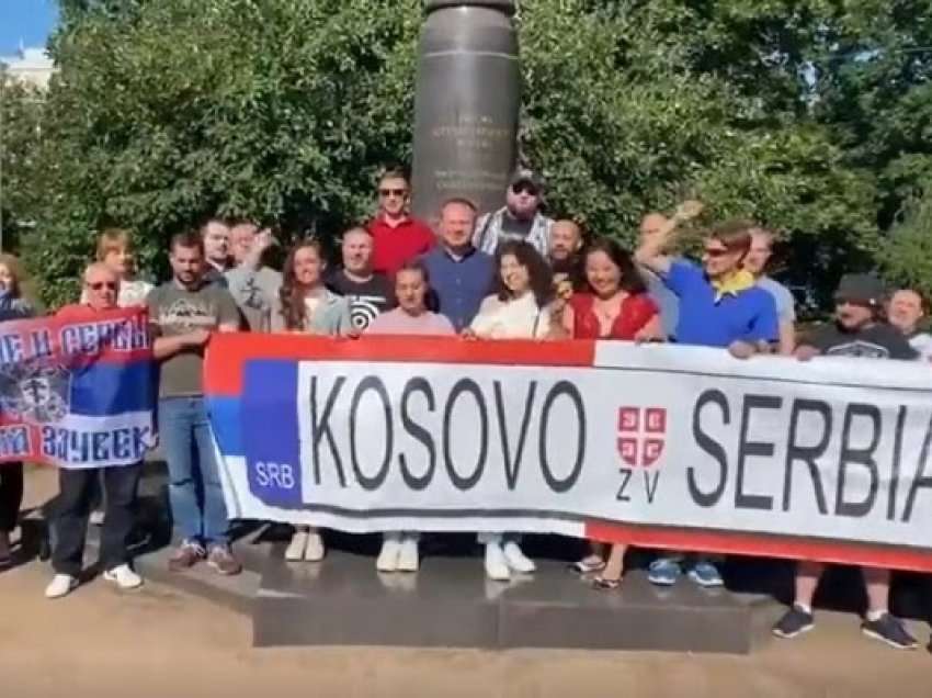 Pamje/ Me pankartën e targave ilegale, në Rusi brohorasin “Kosova është zemra e Serbisë”!