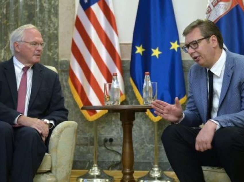 Ambasadori amerikan zbulon bisedën me Vuçiqin në natën kritike në veri të Kosovës