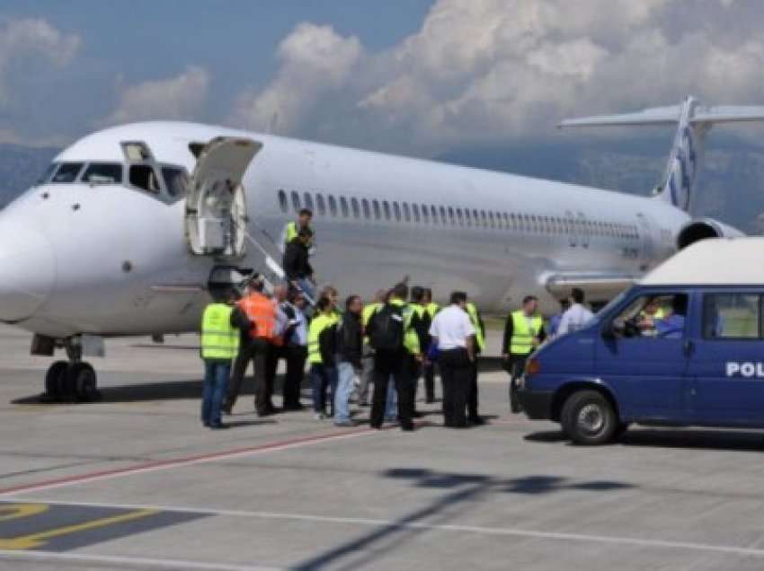   Nga trafikimi i drogës te armëmbajtja pa leje/ Britania e Madhe kthen me charter 20 shqiptarë të dënuar me 46 vite burg