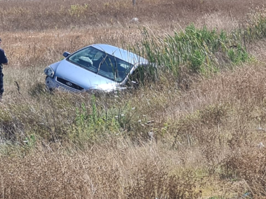 Makina bie në kanal në Fier-Lushnje, shoferi shpëton pa asnjë lëndim