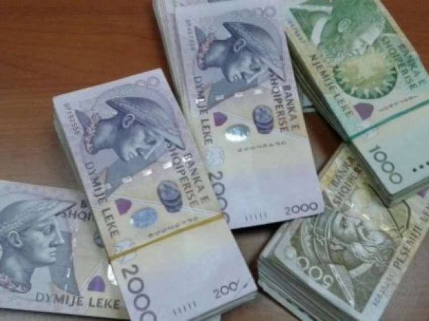 Këmbimi valutor 19 tetor/ Me sa blihen e shiten dollari dhe euro, çfarë ndodh me monedhat e tjera