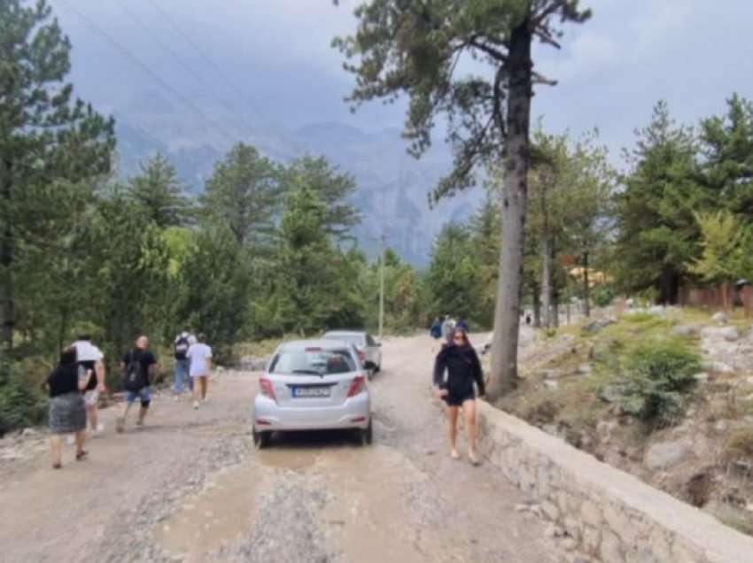 Thethi mbushet me turistë: Asnjë dhomë e lirë