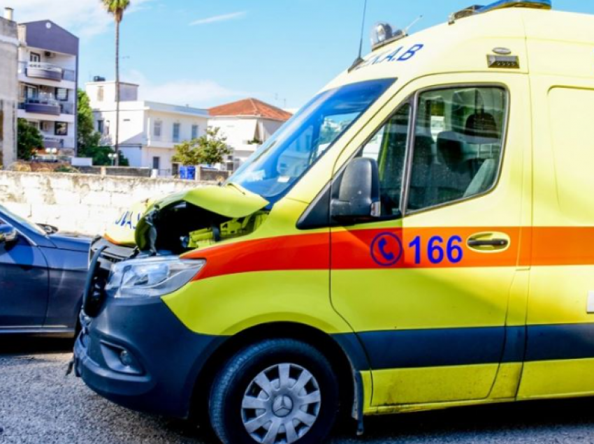 Po transportonte në spital një pacient, ambulanca tërheq zvarrë të moshuarën, vdes në vendngjarje